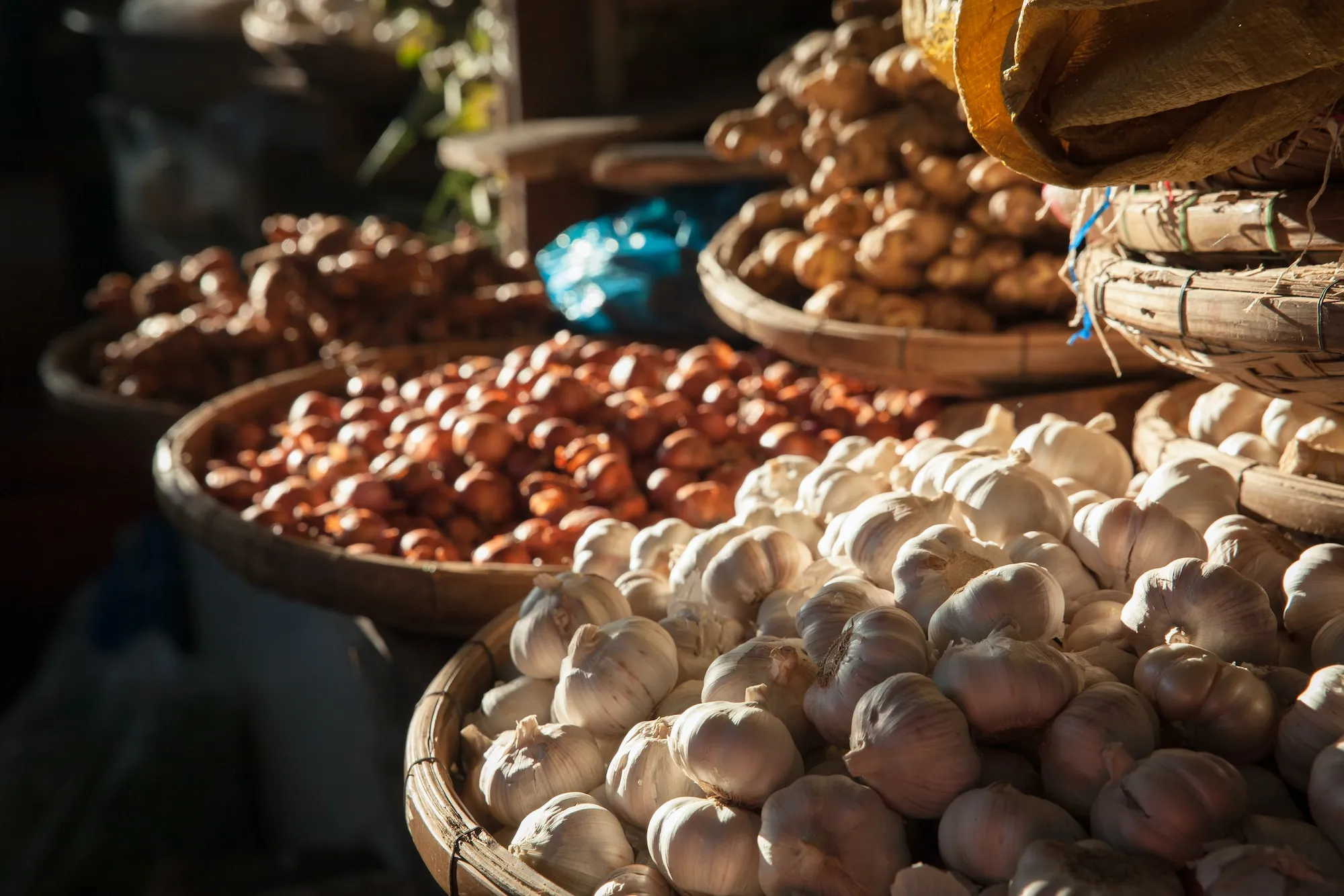 corbeilles de condiments dans un marché sur une étale