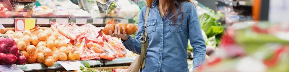 Cliente femme choisi filet oignon supermarché